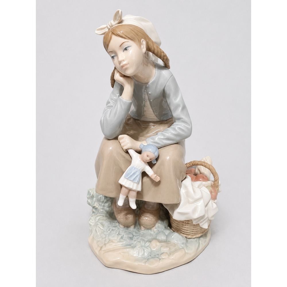 Lladró #1211 Daydreaming Girl Holding Doll Porcelain Figurine Hand Made Spain